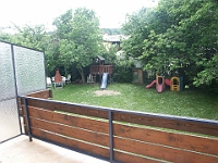 PICT3033  Balkon aan de oostzijde, met op bgg de tuin met afgedankte speeltuigjes voor de kinderen en links een oude betonnen bbq