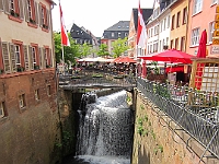 PICT3040a  Totaaloverzicht binnenstad Saarburg met terasjes, restaurants en de waterval